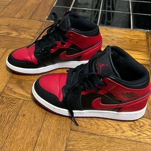 Boys 4y air Jordan’s red and black